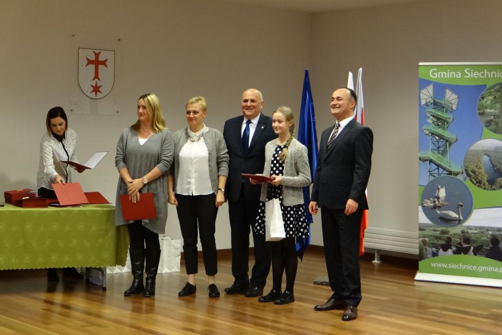 Wrczono stypendia dla uzdolnionych uczniw z gminy Siechnice