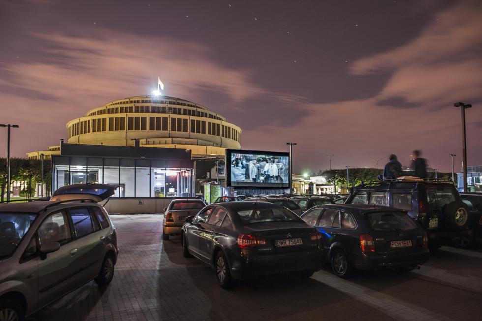 Kino Samochodowe na parkingu przy Hali Stulecia