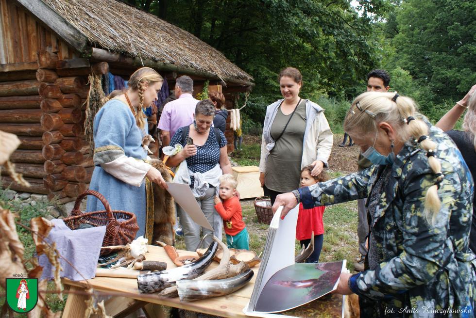 Rekonstrukcja „ycie w grodzie lan” w rezerwacie archeologicznym w Bdkowicach 