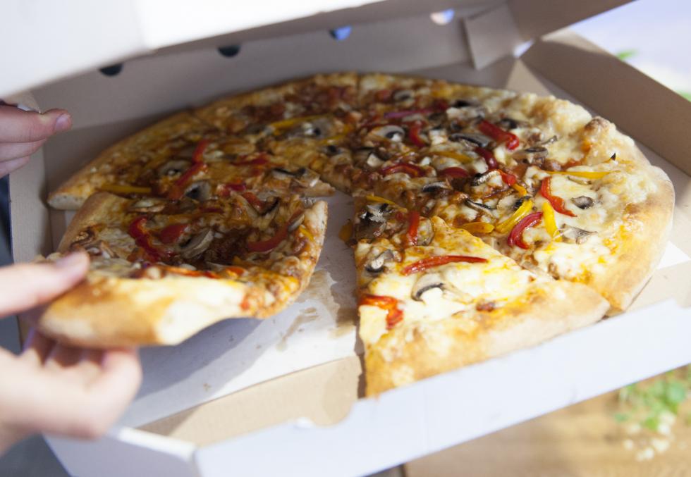 Pizza na dowóz - wygoda czy zbędna usługa?