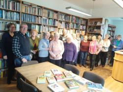 Mietków - Wizyta seniorów w bibliotece 