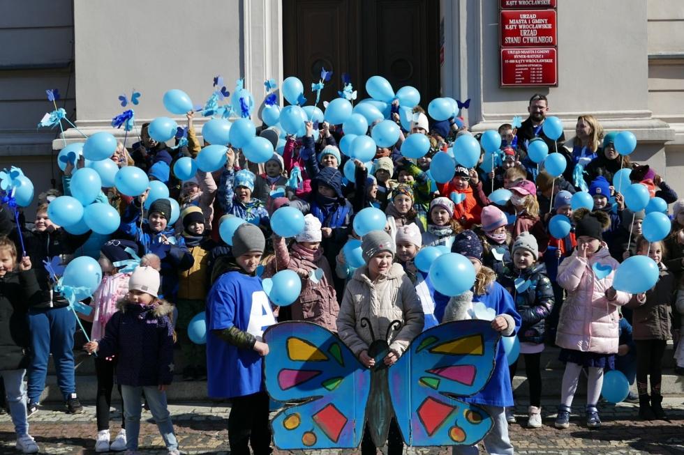 Niebieski pochd przeszed dzi ulicami Ktw Wrocawskich