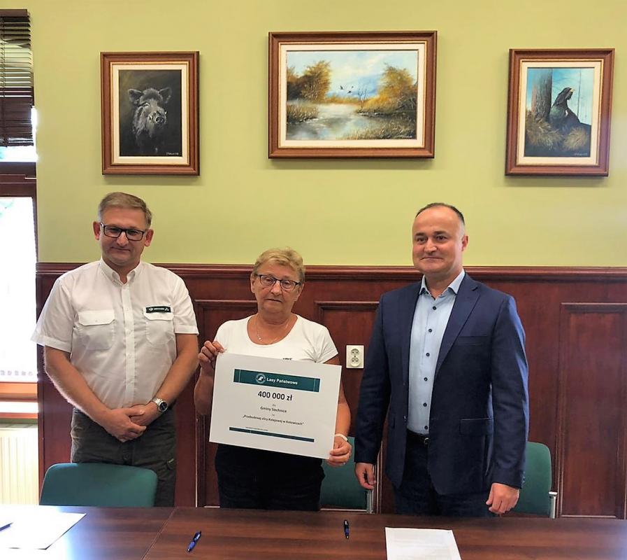 Burmistrz Siechnic podpisał umowę o dofinansowanie przebudowy ul. Kolejowej w Kotowicach