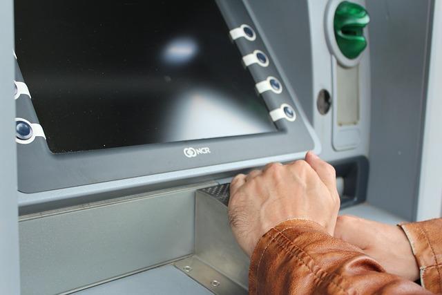 Jak wymienić kryptowalutę na gotówkę przy użyciu bitomatów ATM Egera?