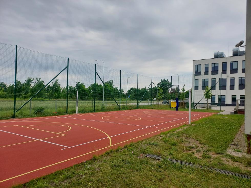 Szkolne boisko w Radwanicach ma nowe urządzenia sportowe